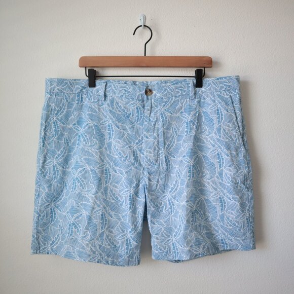 Vineyard Vines 7" Break Short in Linear Marlin Print | 38 - Picture 3 of 8